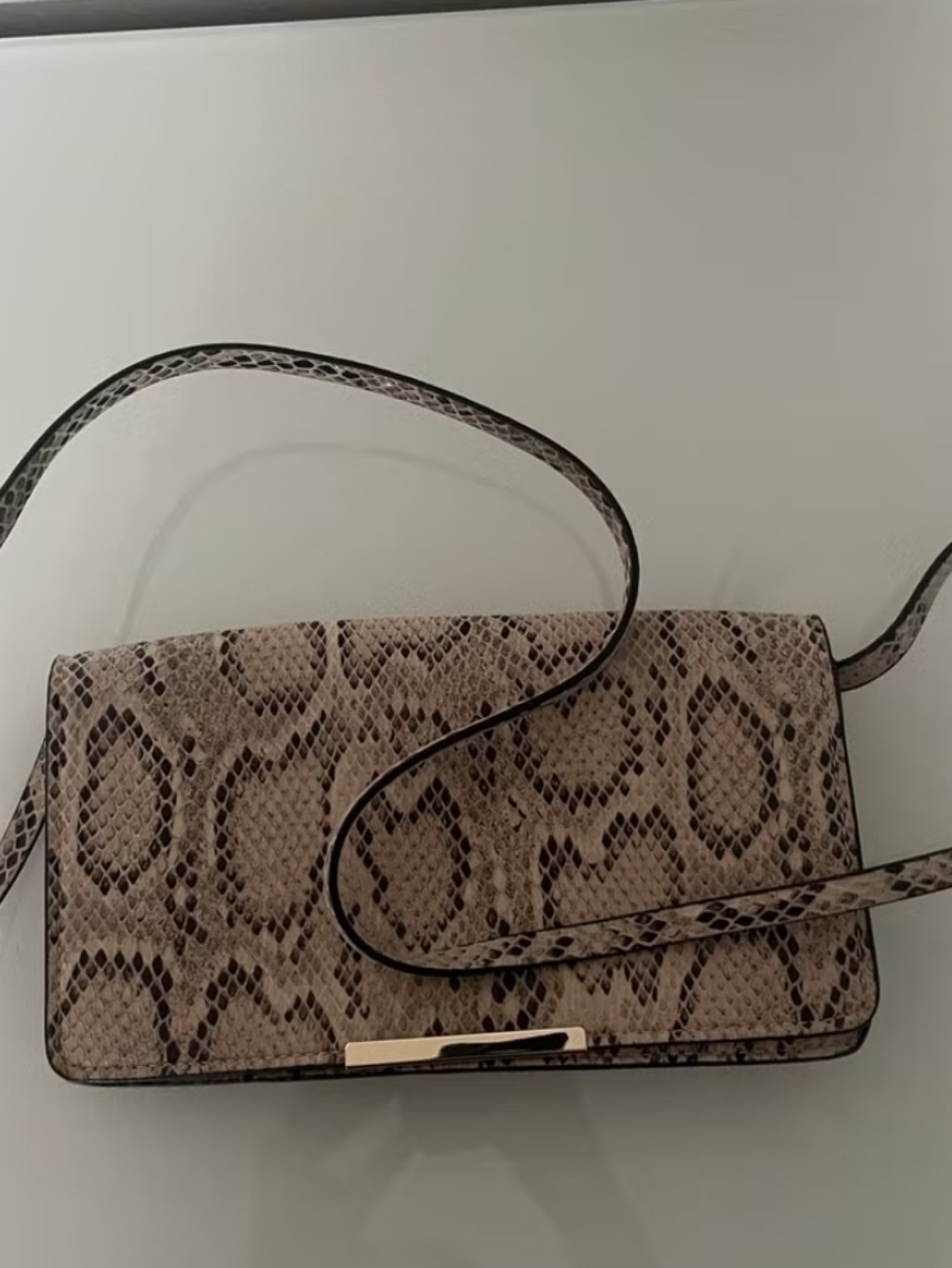 H&M Beige Snake-Print Faux Crossbody Bag with Black Pattern - Picture 5 of 6